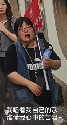 我唱着我自己的歌~
谁懂我心中的苦涩~
